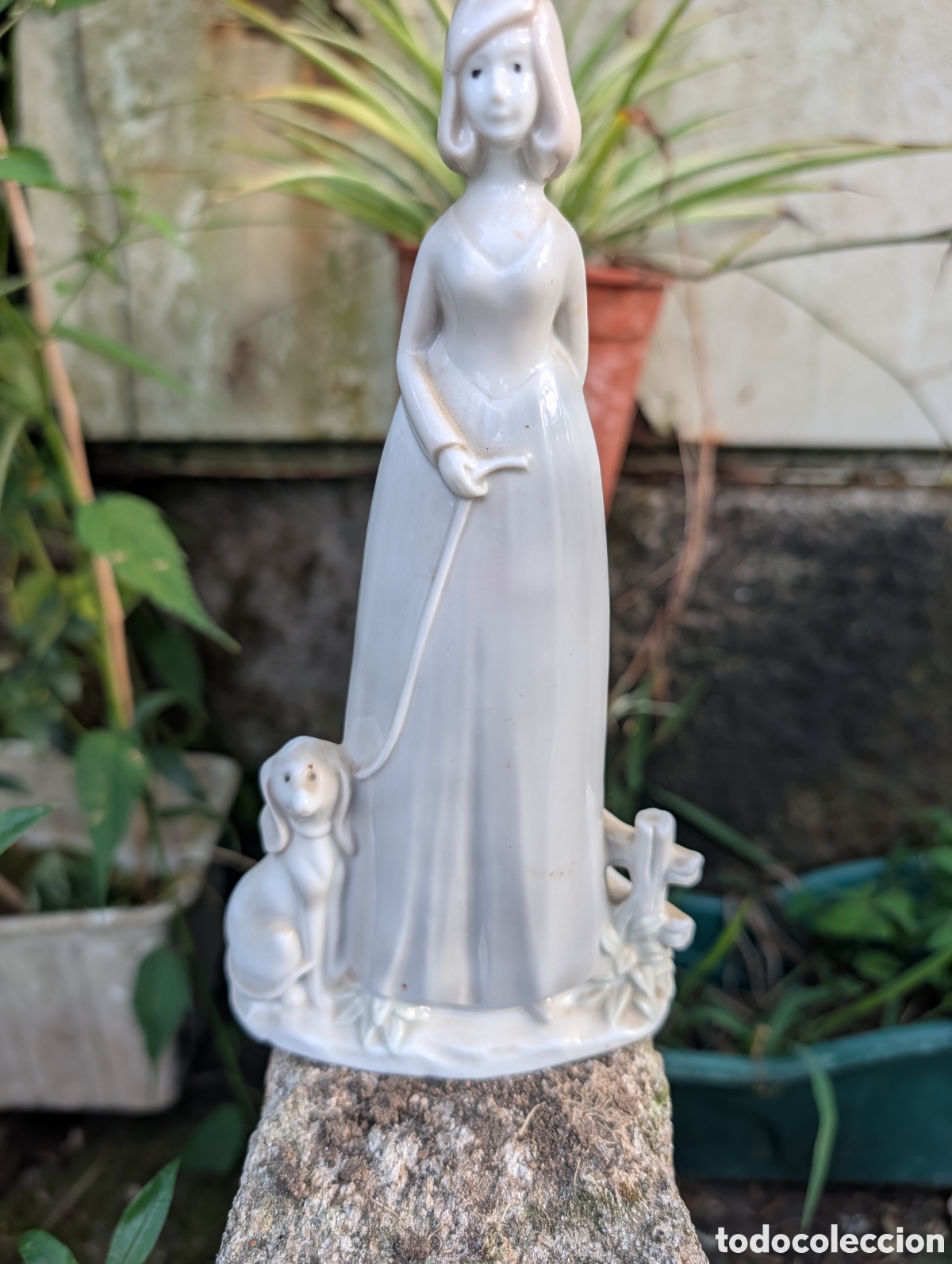 Vintage: Figura de Porcelana: Dama paseando al Perro (Estilo Lladr&oacute;)