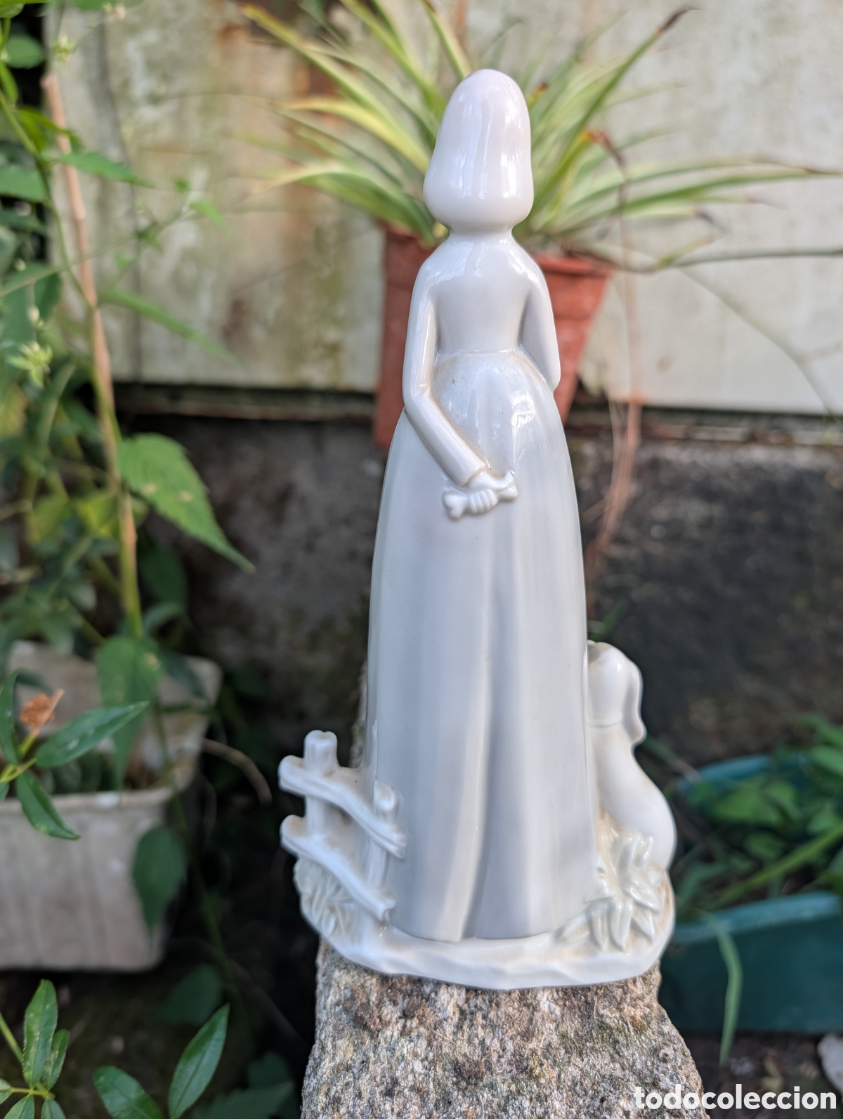 Vintage: Figura de Porcelana: Dama paseando al Perro (Estilo Lladr&oacute;)