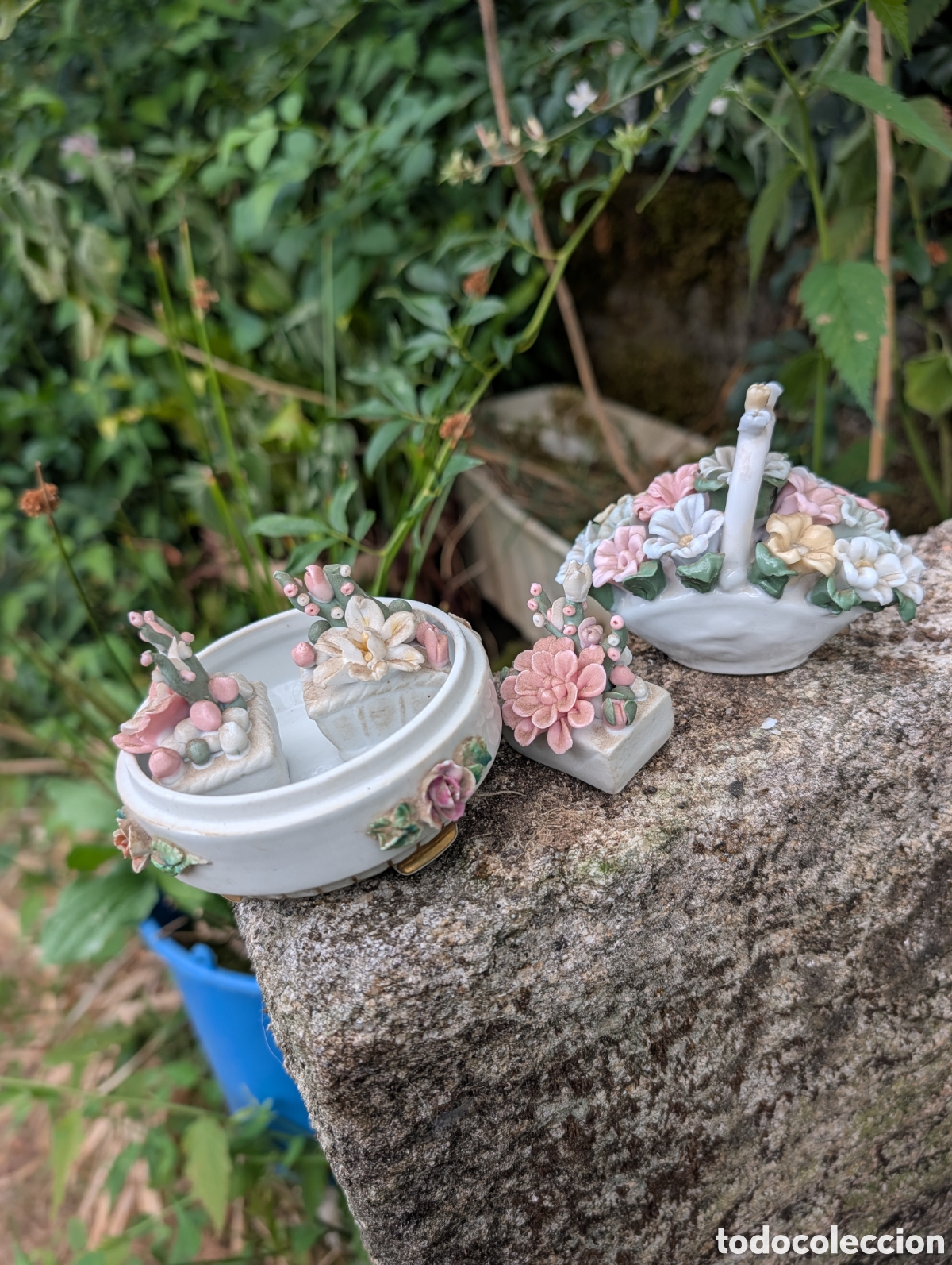 Vintage: Lote de Flores de Porcelana Biscuit (Estilo Capodimonte): Cesta, Alhajero y Ramilletes