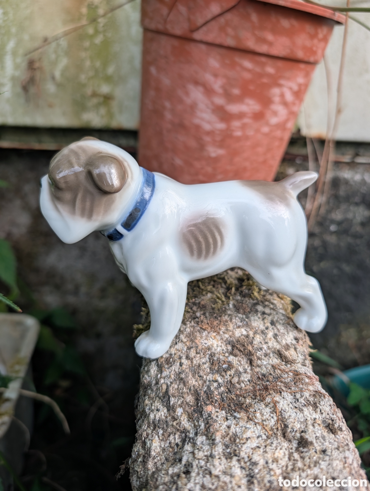 Vintage: Figura de Perro Bulldog de Porcelana Esmaltada con Collar Azul (12 cm)