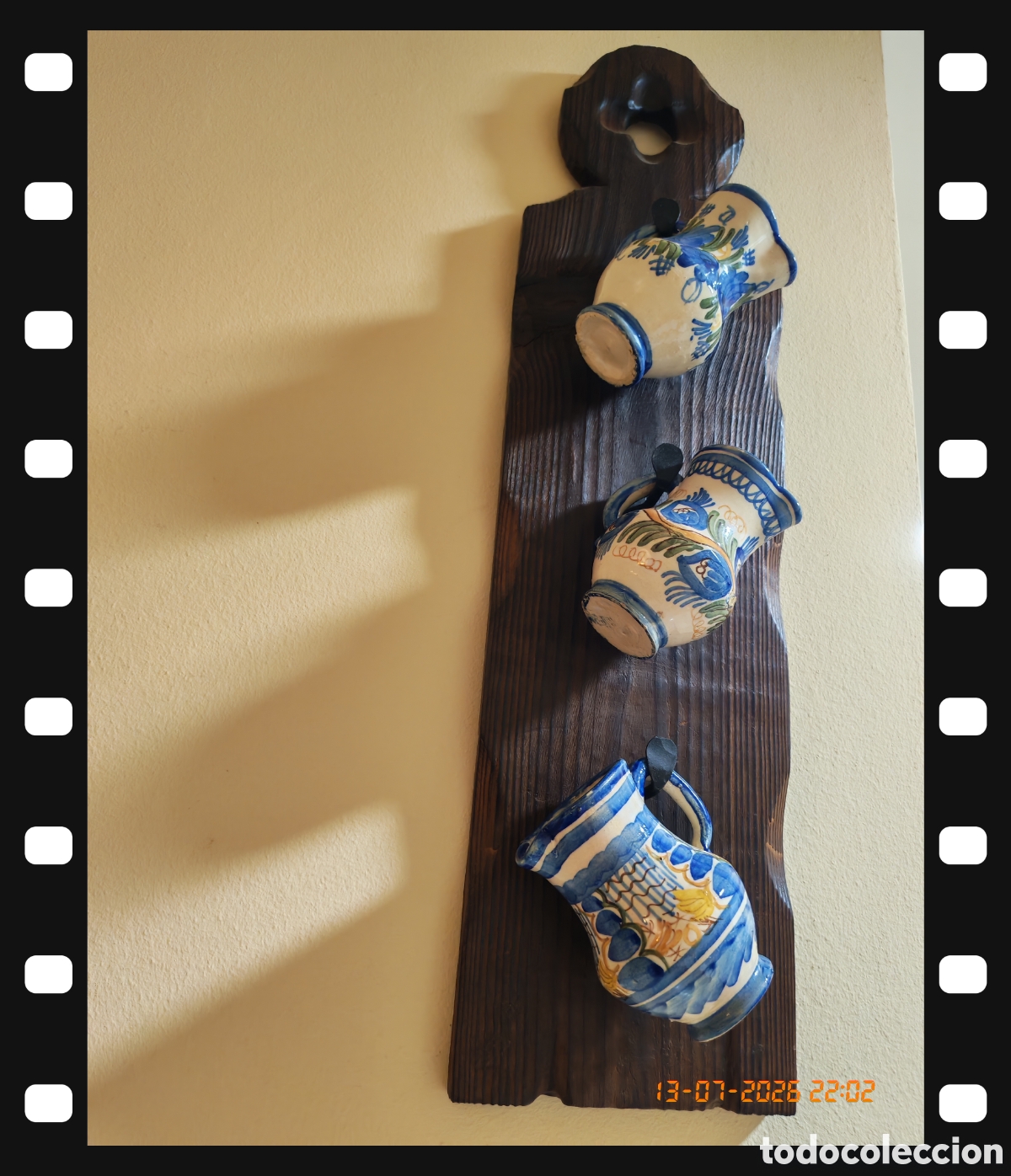 Vintage: Jarritas vintage con soporte madera tallada