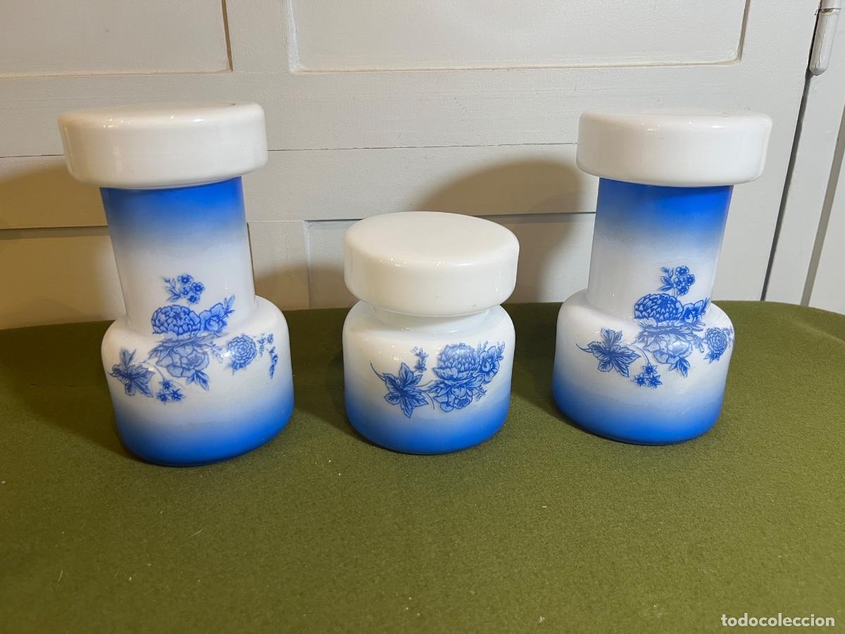 Vintage: Juego de 3 tarros de vidrio opalino azul degradado con tapa blanca &ndash; Botes vintage de tocado &ndash; A&ntilde;os