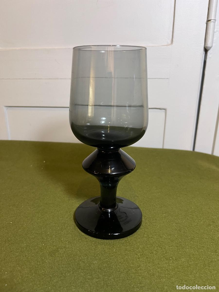 Vintage: Copa vintage de cristal ahumado con pie negro &ndash; Copa para vino o licor &ndash; A&ntilde;os 70