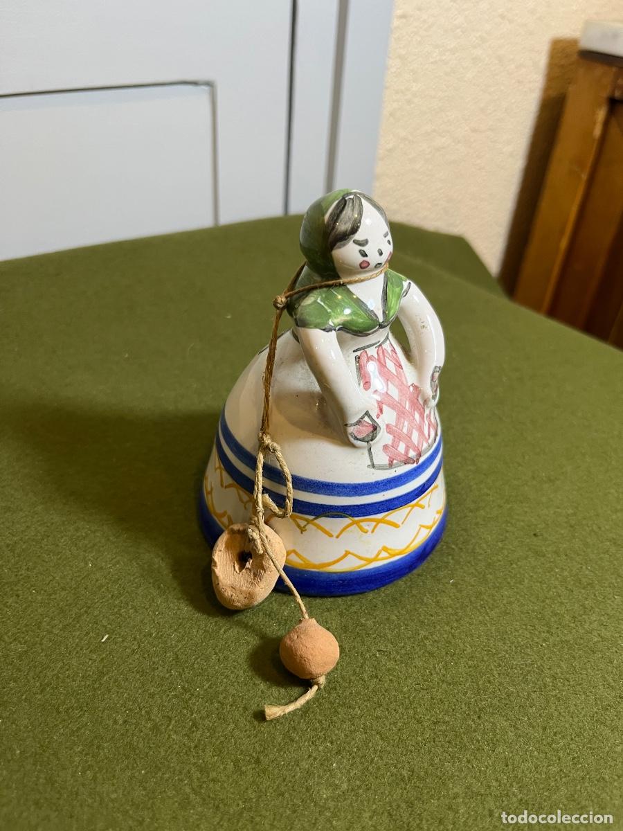 Vintage: Campana de cer&aacute;mica vintage con figura de valenciana y badajo de barro &ndash; Campanilla decorativa