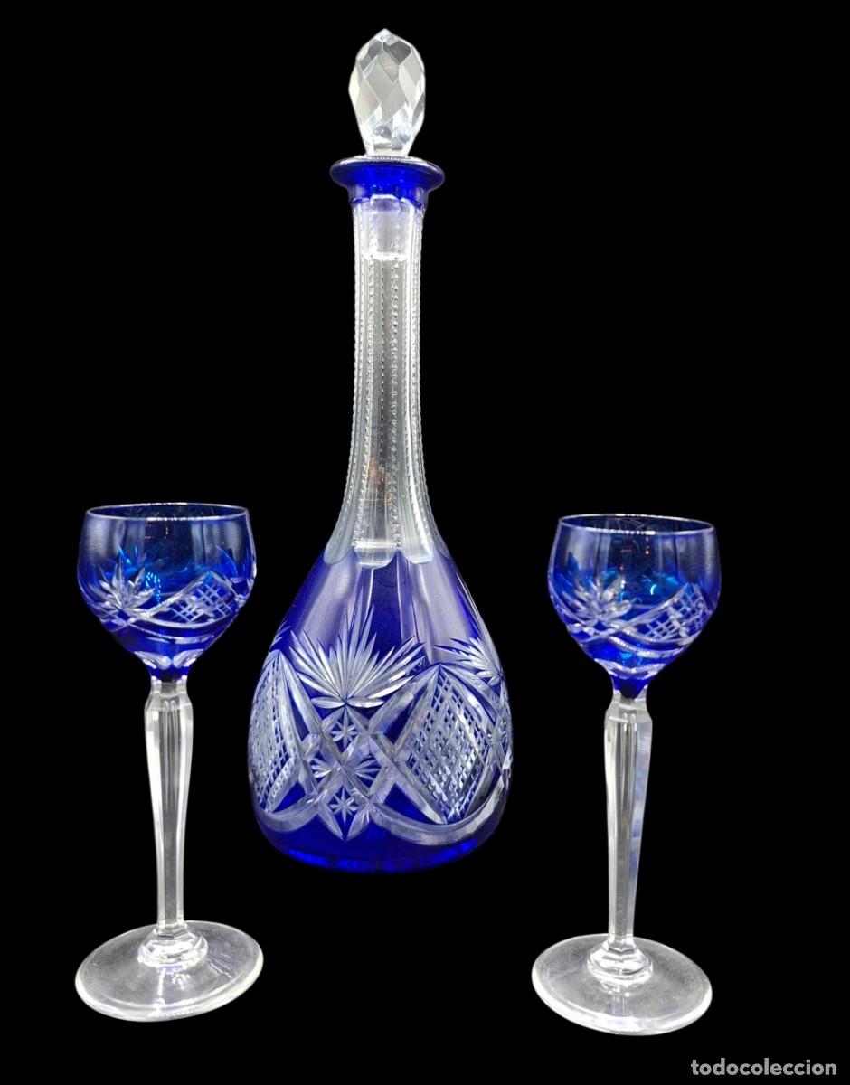 Vintage: LICORERA VINTAGE EN CRISTAL BISELADO AZUL COBALTO CON DOS COPAS