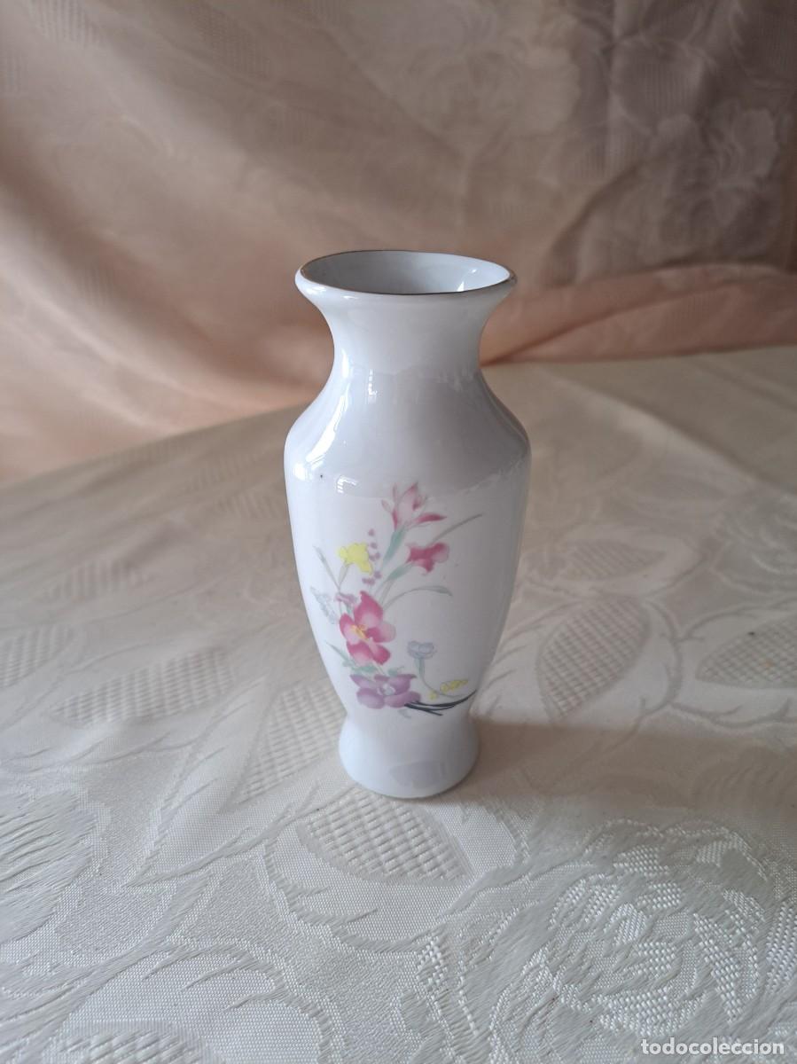 Vintage: Peque&ntilde;o jarr&oacute;n de porcelana fina decorado con flores, sin marca.