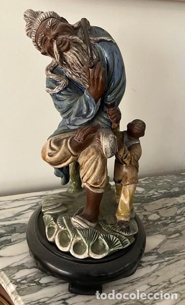 Vintage: FIGURA POLICROMADA ANCIANO MONJE ORIENTAL CER&Aacute;MICA Y NI&Ntilde;O, PEANA MADERA,A&Ntilde;OS 70,S&Oacute;LO RECOGIDA MADRID