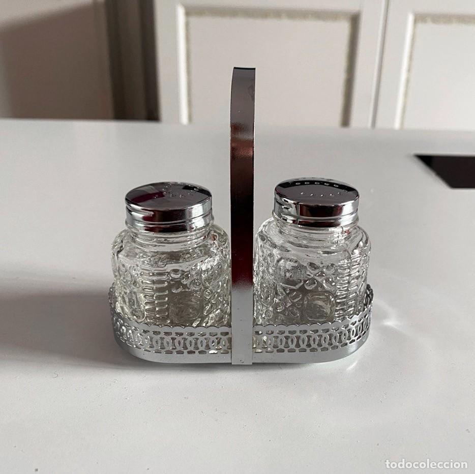 Vintage: ANTIGUO JUEGO DE SALERO Y PIMENTERO DE CRISTAL LABRADO CON SOPORTE DE METAL CROMADO - A&Ntilde;OS 70/80