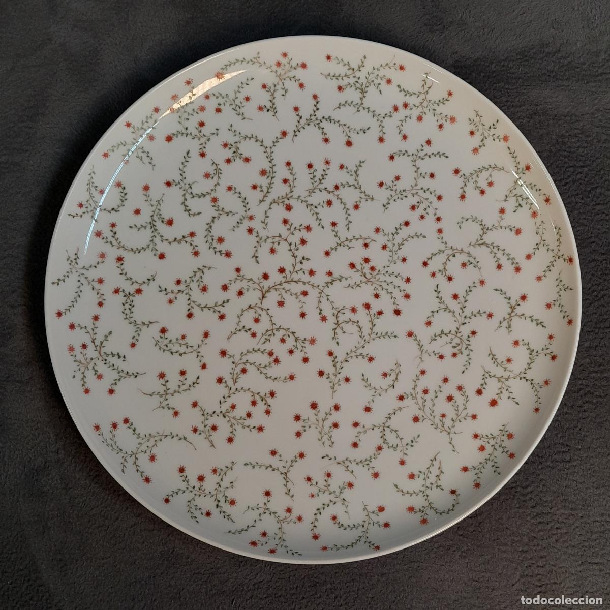 Vintage: PLATO DE PORCELANA FINA AVET DE BOH&Ecirc;ME CON DECORACI&Oacute;N FLORAL. SIGLO XXI.
