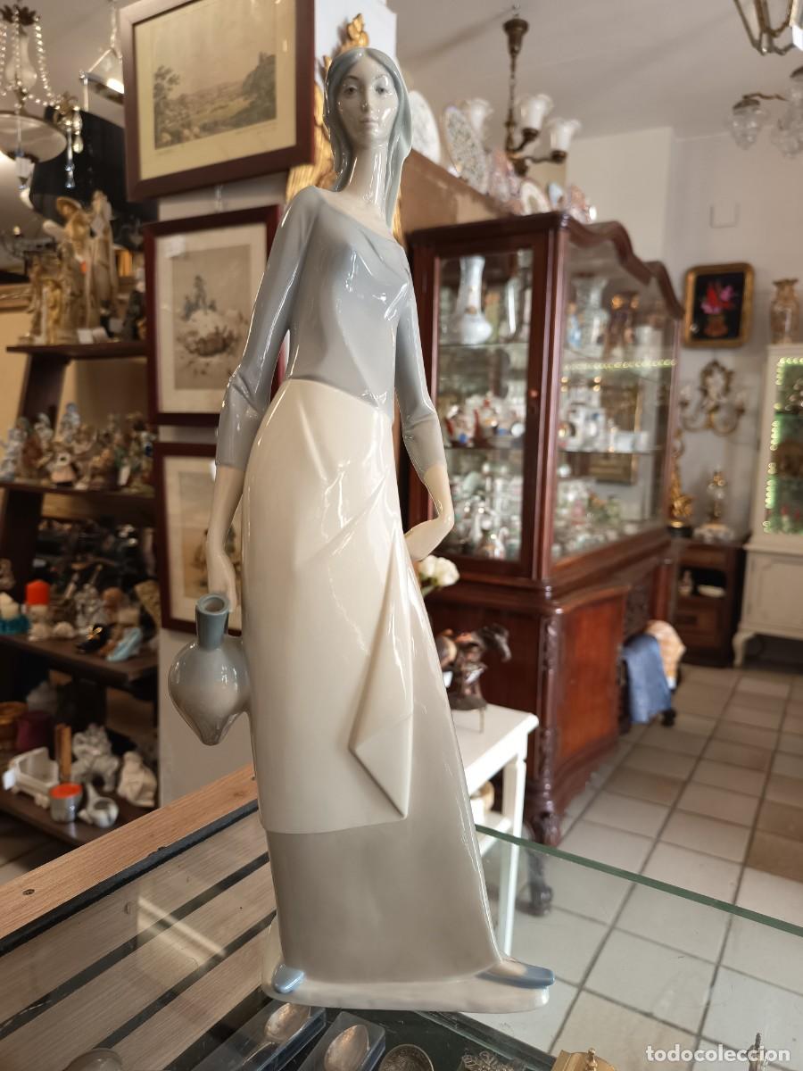 Vintage: Mujer con c&aacute;ntaro de Lladr&oacute;