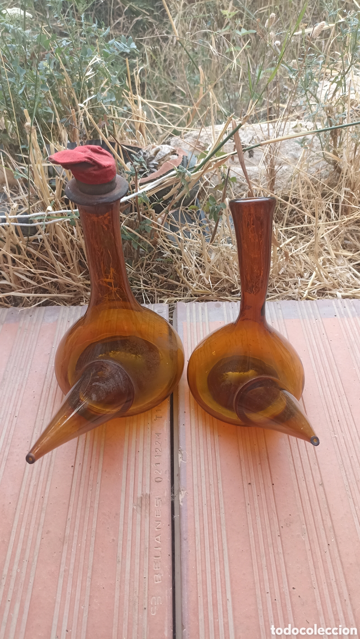 Vintage: Un lote de dos piezas r&uacute;sticas vidrio &aacute;mbar