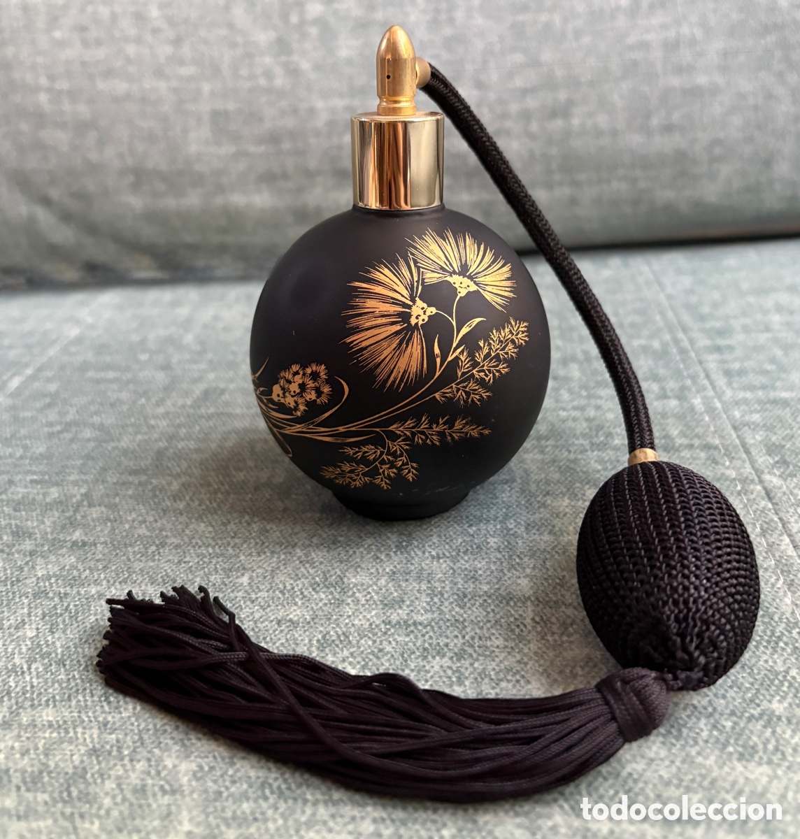 Vintage: (L952) Frasco perfume atomizador | vintage | cristal negro | flores oro | 11cm