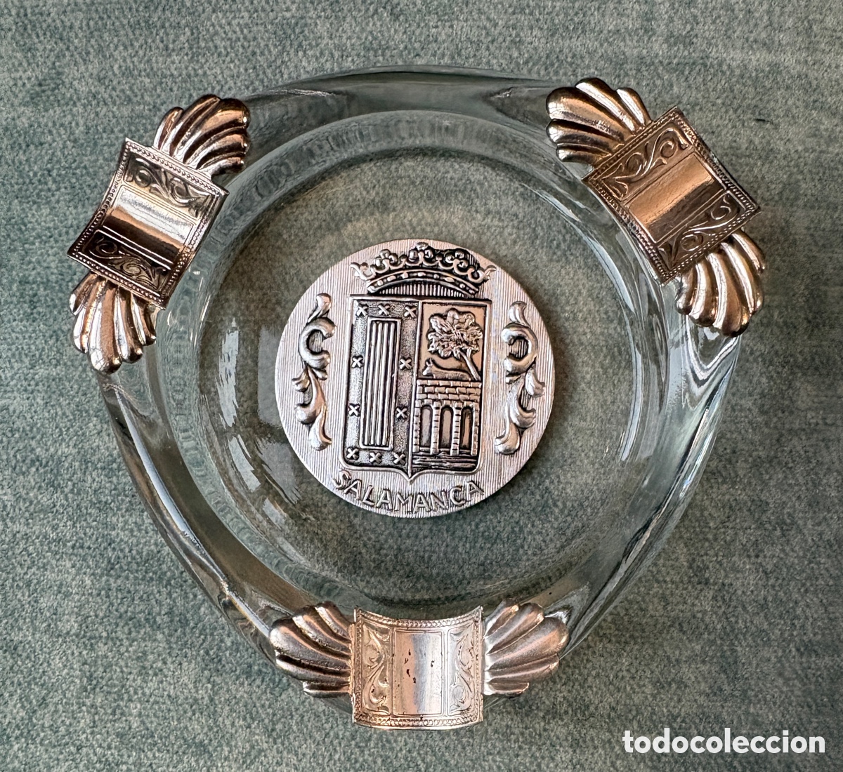 Vintage: (L953) Cenicero cristal triangular | antiguo escudo Salamanca | metal plateado | 11cm
