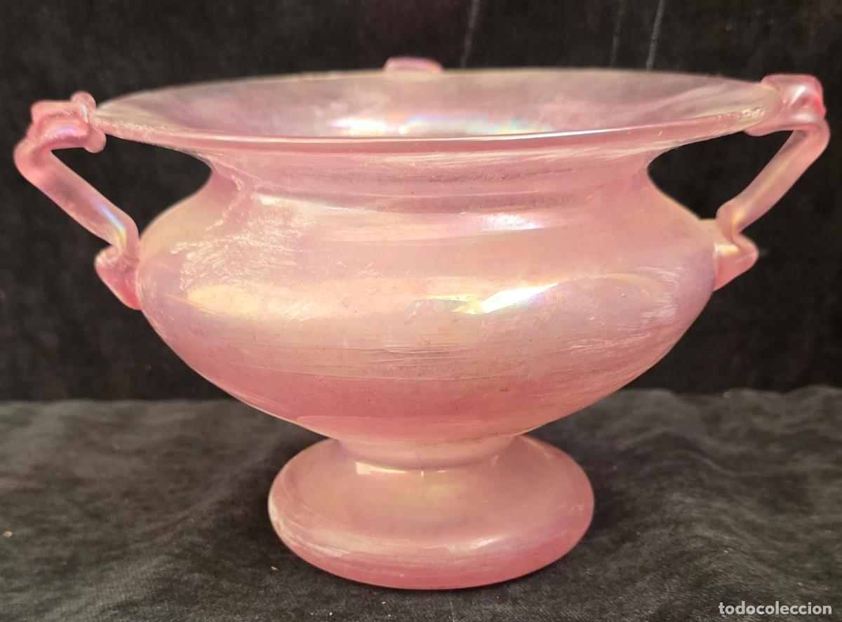 Vintage: Centro de Mesa Art D&eacute;co en Cristal Opalescente Rosa Iridiscente con Cuatro Asas &ndash; 13 &times; 19 cm
