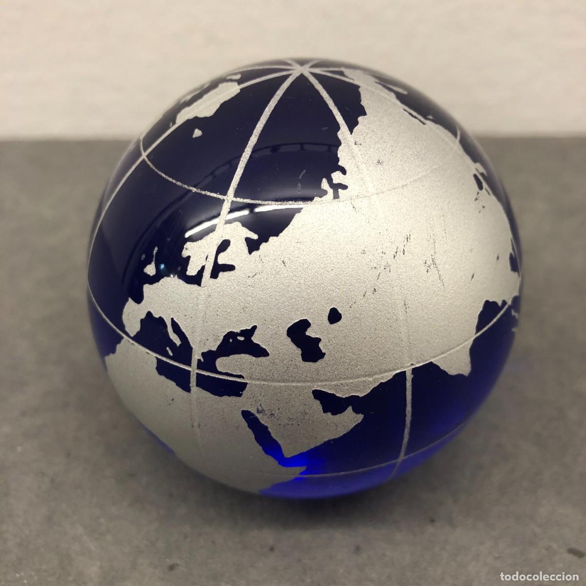 Vintage: PISAPAPELES DE CRISTAL AZUL - GLOBO TERR&Aacute;QUEO - MAPA DEL MUNDO - 7,5 CM / 1696