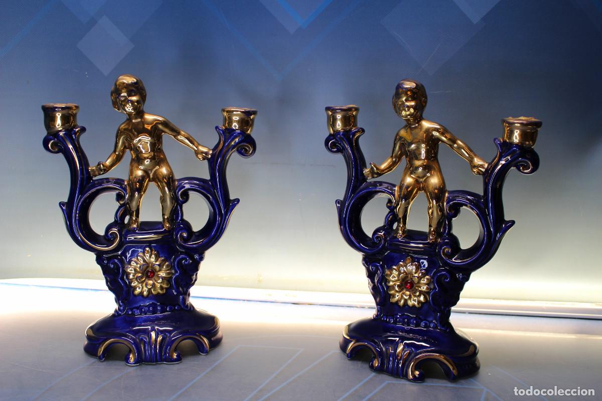 Vintage: Pareja de candelabros porcelana azul cobalto y dorada con querub&iacute;n.