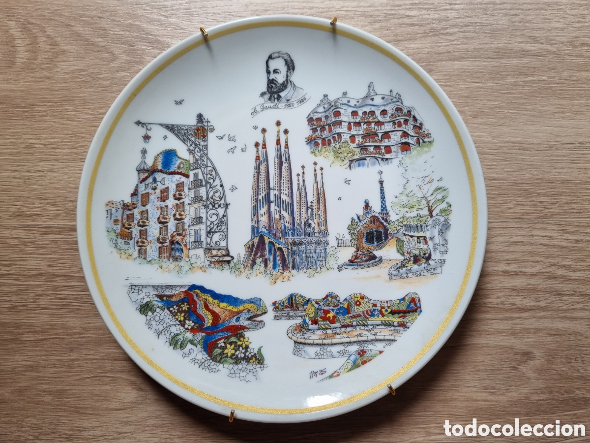 Vintage: Antiguo plato de Gaud&iacute;. Cer&aacute;mica pintada y firmada. 22 cm di&aacute;metro. Para colgar.