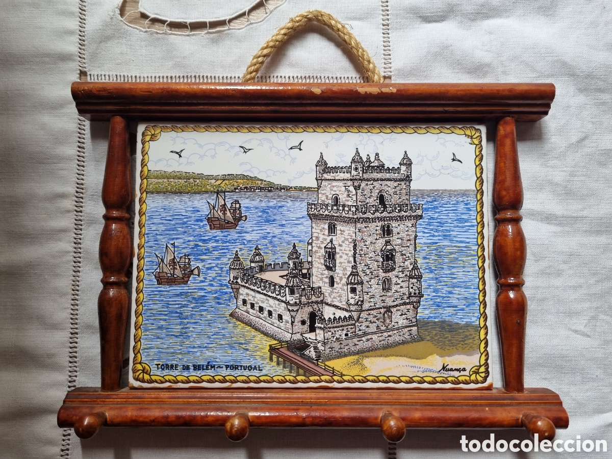 Vintage: Cuelga llaves portugu&eacute;s de cer&aacute;mica y madera. Firmado. Torre de Bel&eacute;m. Precioso.
