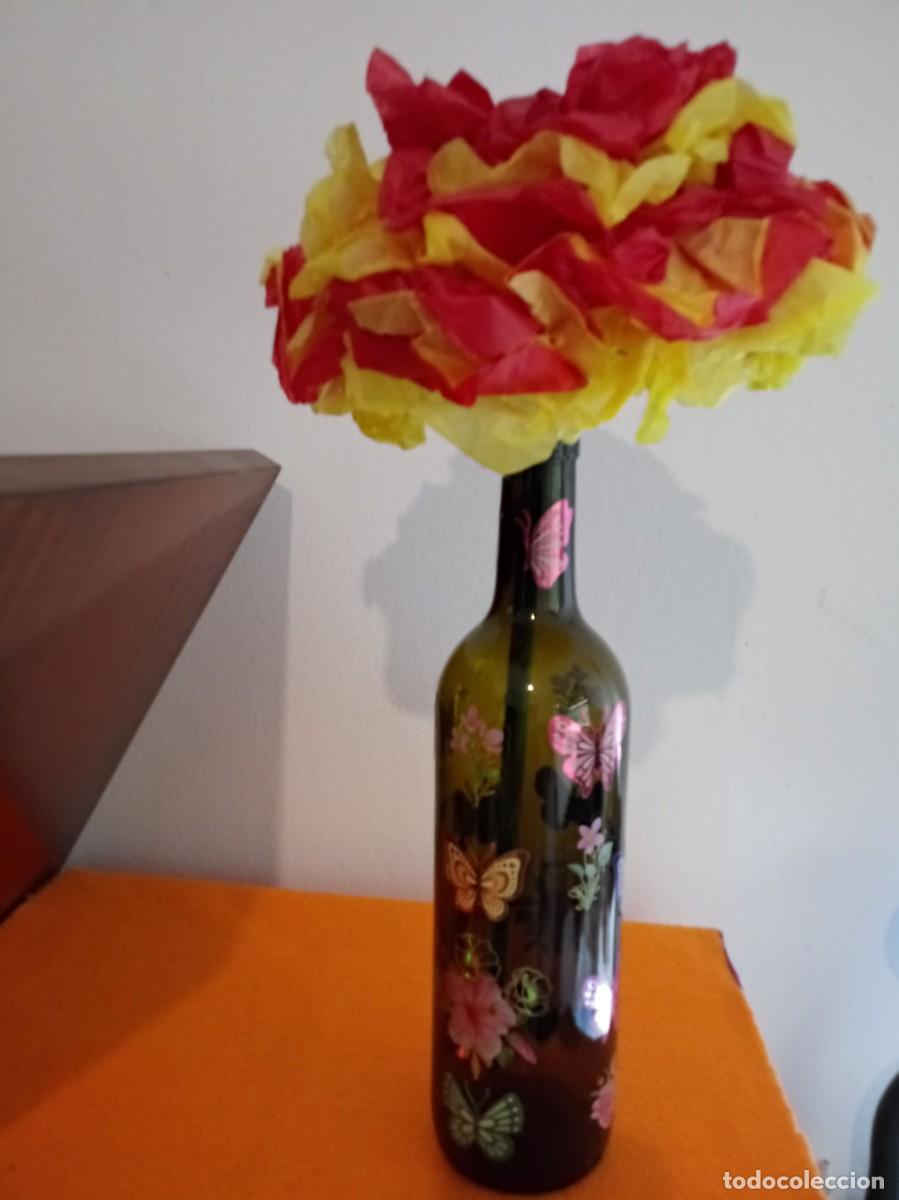 Vintage: Botella decorada a mano con mariposas 10 euros