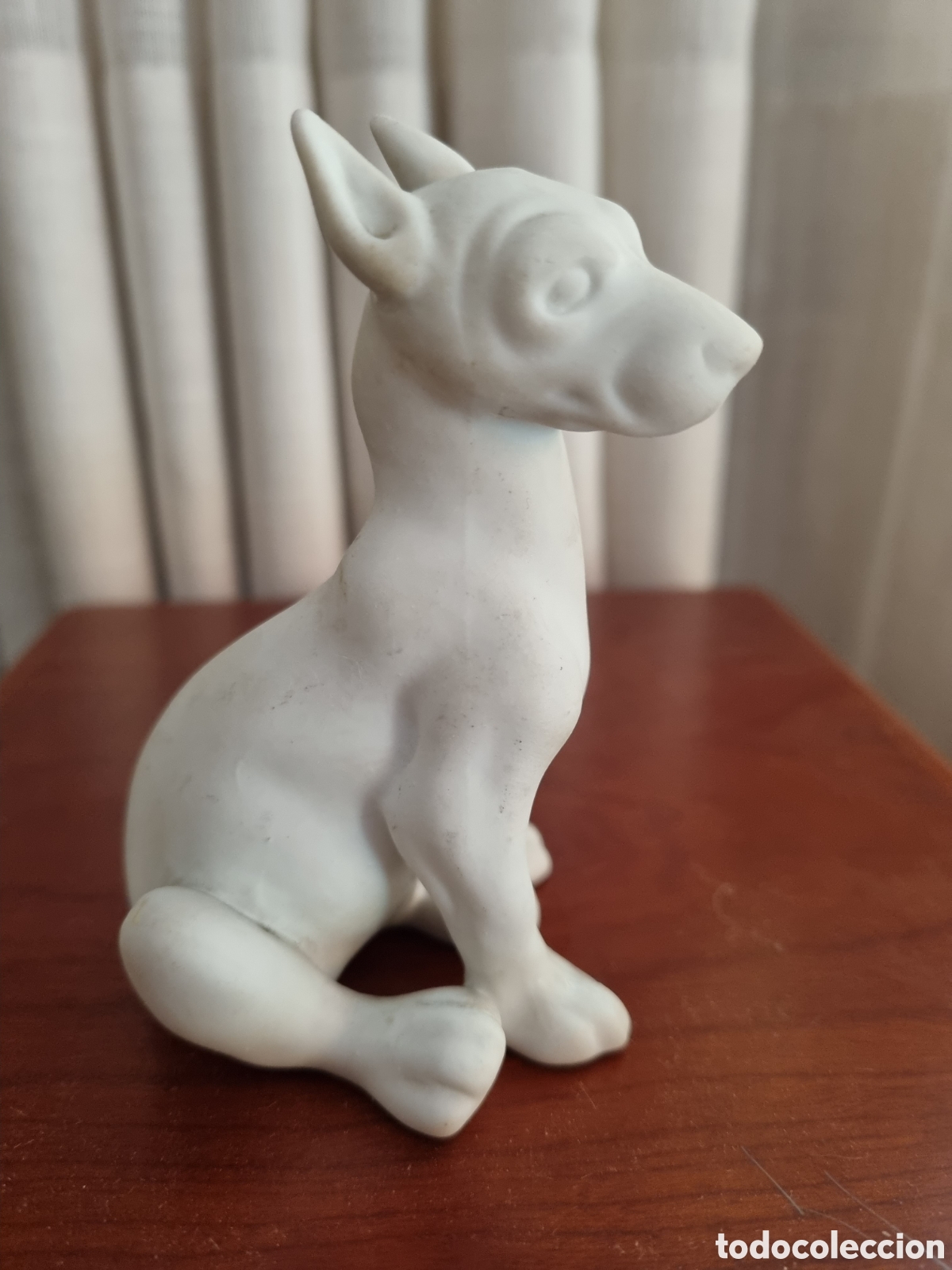 Vintage: Cer&aacute;mica blanca rugosa. Firmada S. R. Perro sentado. 10 cm altura.