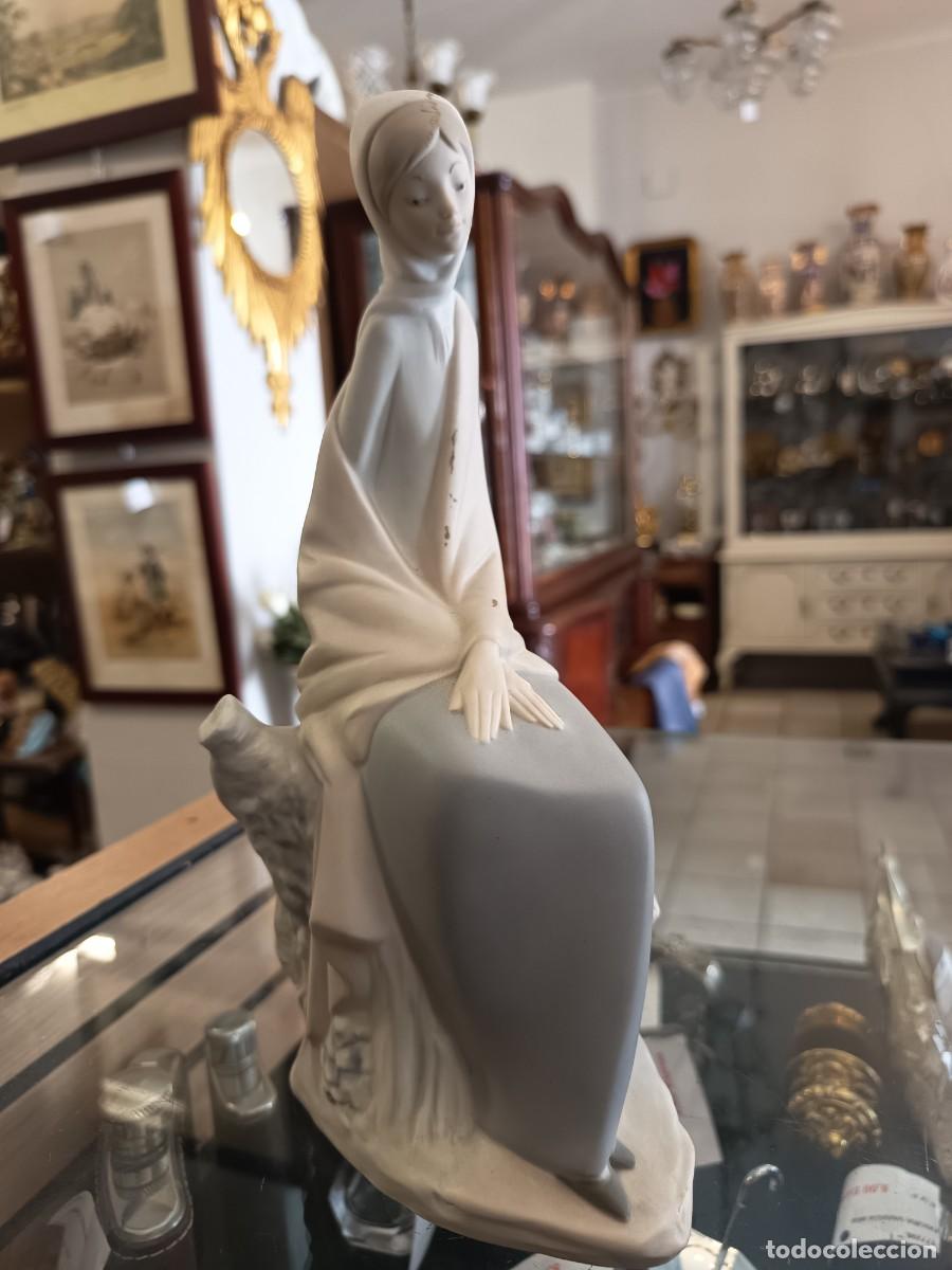 Vintage: Figura Mujer Sentada porcelana