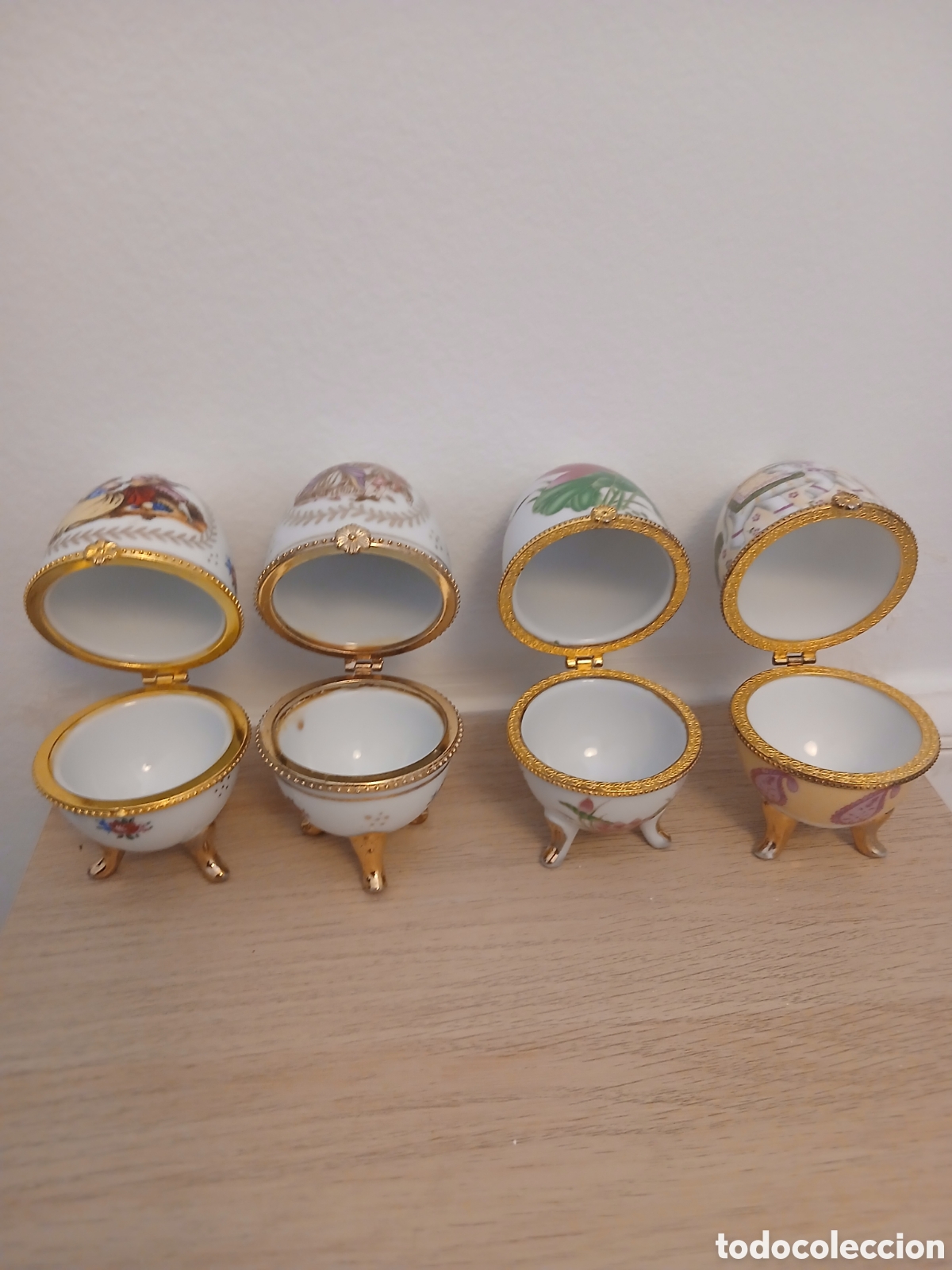 Vintage: Lote de 4 huevos joyero de porcelana con tapa abatible y patas doradas &ndash; Cajas decorativas vintage