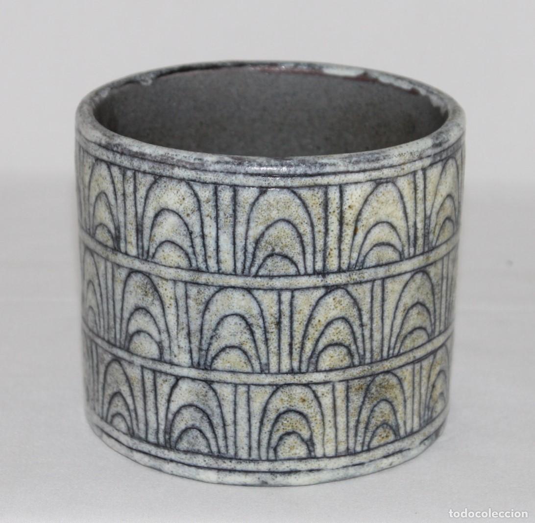 Vintage: Macetero vintage de cer&aacute;mica esmaltada con decoraci&oacute;n geom&eacute;trica. A&ntilde;os 70. Firmado