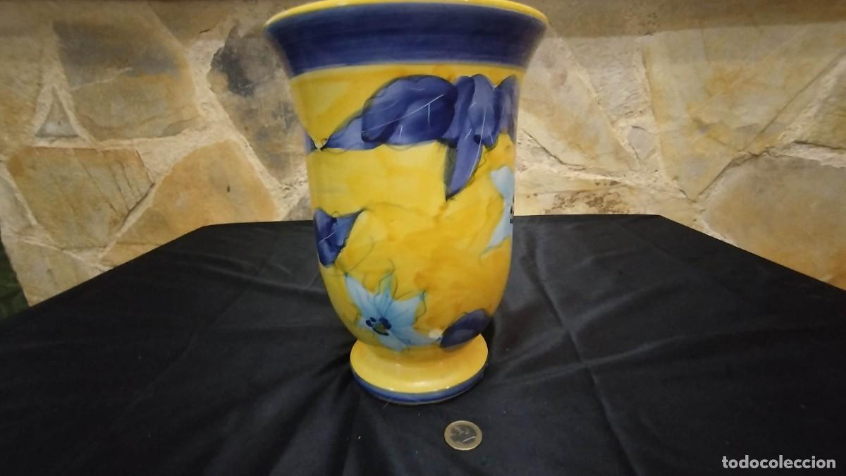 Vintage: Jarron de ceramica lado con motivos florales azul y amarillo