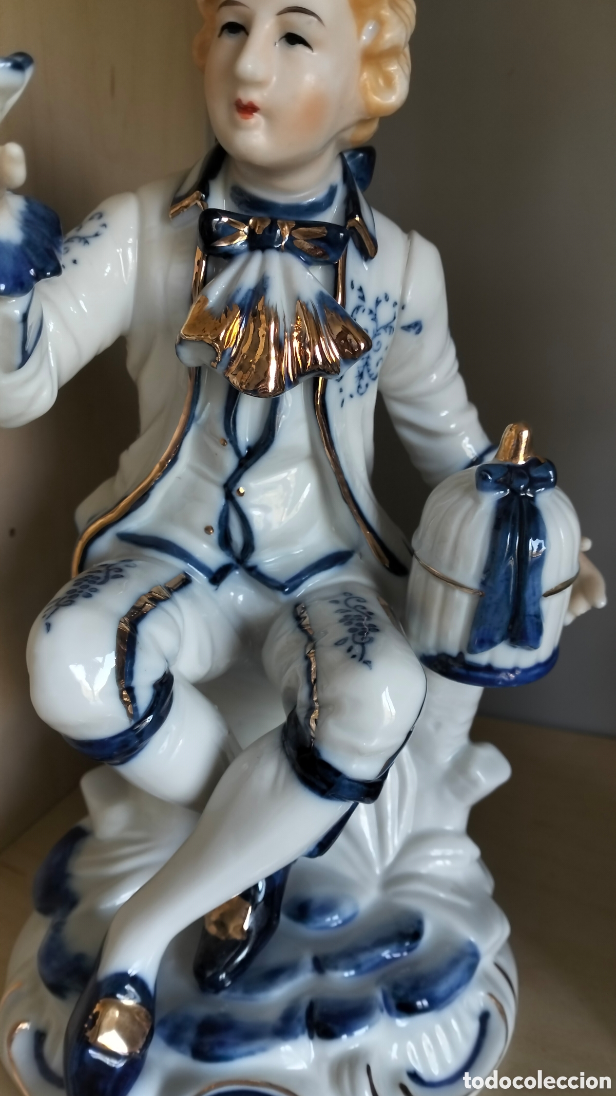 Vintage: Pareja figuras porcelana azul-blanca y colores.