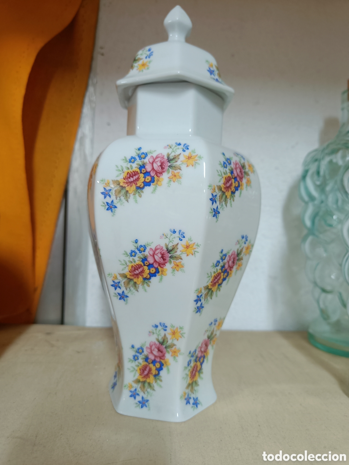 Vintage: TIBOR VINTAGE CON DISE&Ntilde;O HEXAGONAL Y DECORACI&Oacute;N CON MOTIVOS FLORALES.
