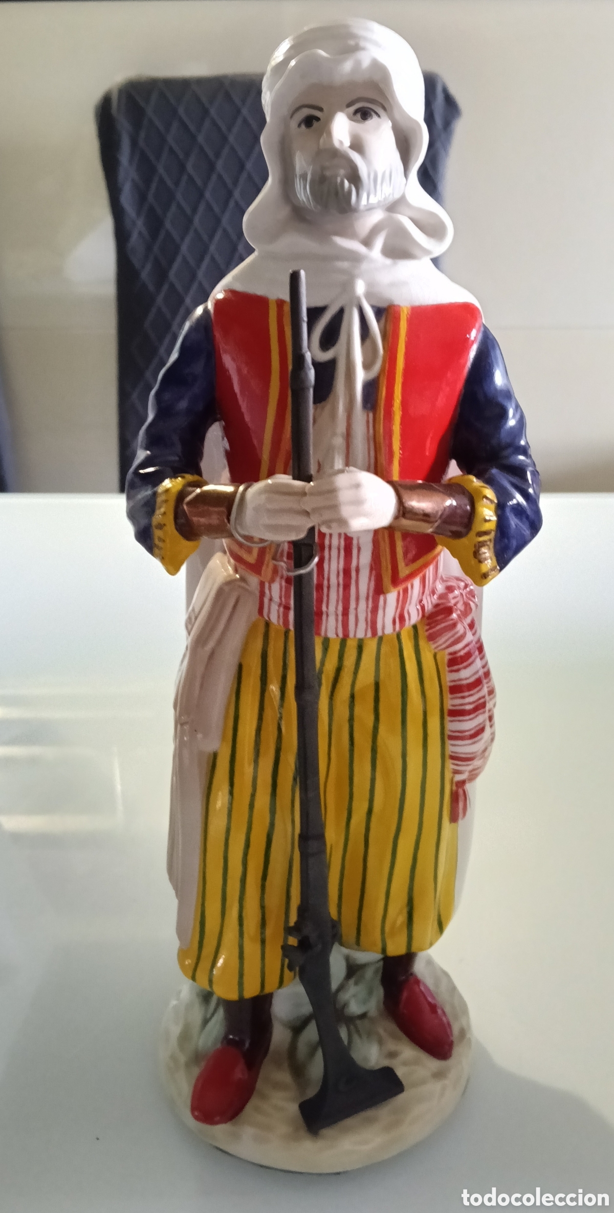 Vintage: Figura de porcelana pintada a mano, &rdquo; moros y cristianos&rdquo;.