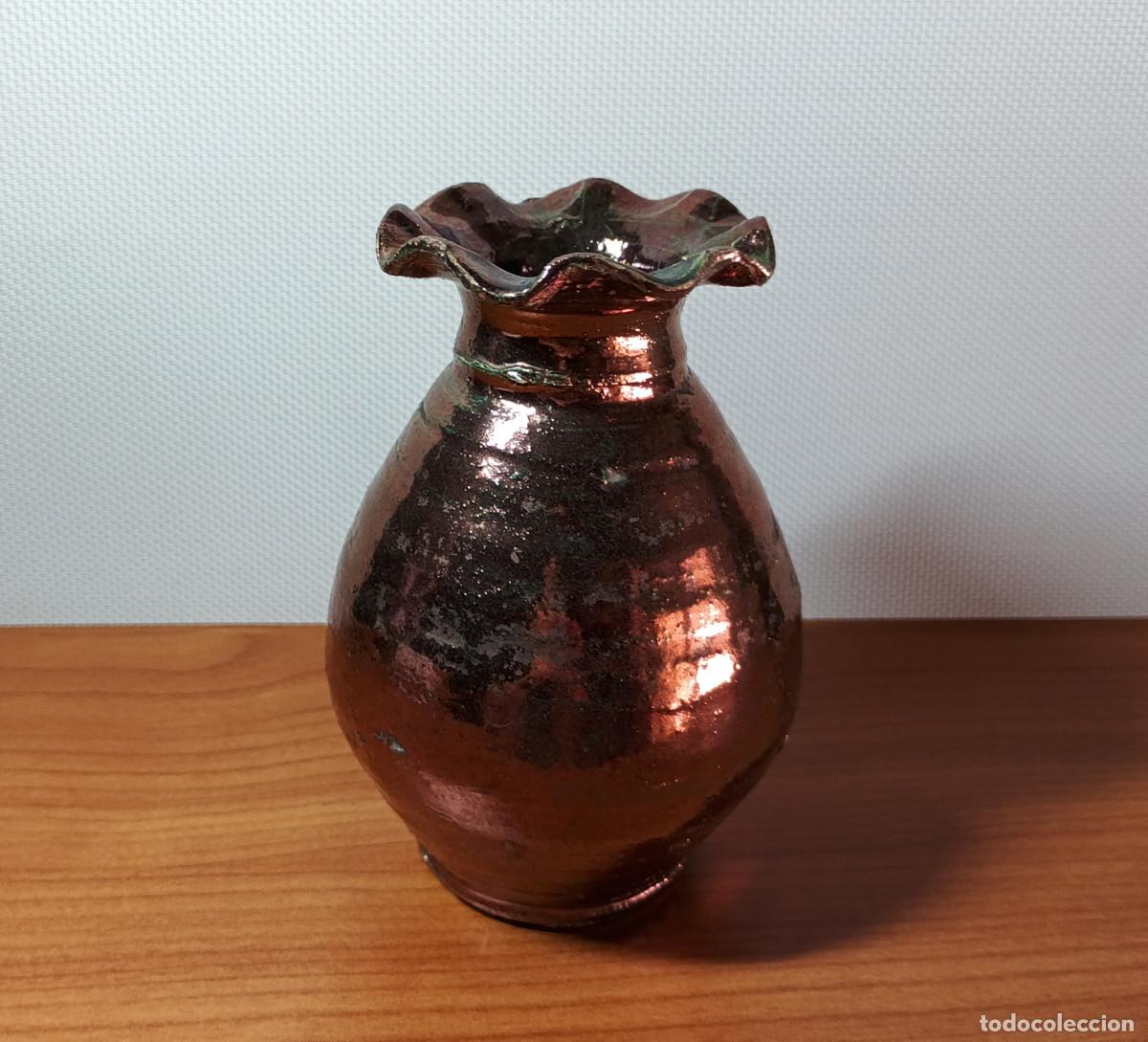 Vintage: Jarr&oacute;n vintage de cer&aacute;mica o barro con reflejo met&aacute;lico cobrizo - 13 cm