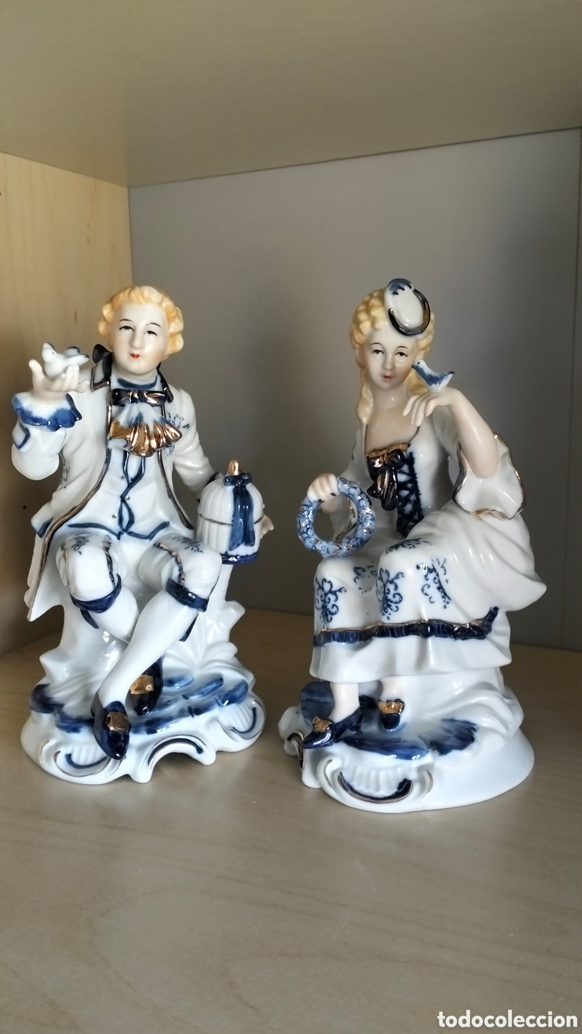 Vintage: Pareja de figuras de porcelana azul y blanca.