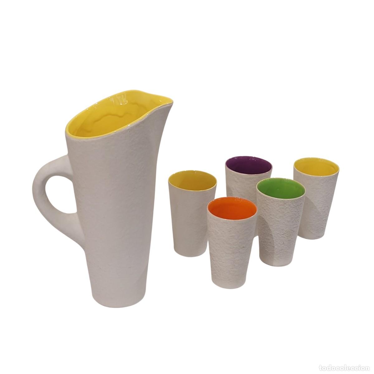 Vintage: Jarra y vasos de cer&aacute;mica, varios colores, c. 1950&ndash;1960, Saint Pair sur Mer, Francia