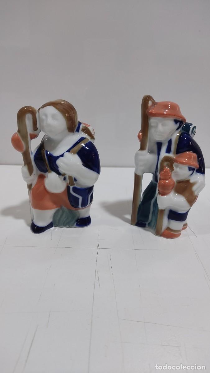 Vintage: 1208 PAREJA DE PEREGRINOS, EN PORCELANA SAGARDELOS, POLICROMADOS, EN PERFECTO ESTADO