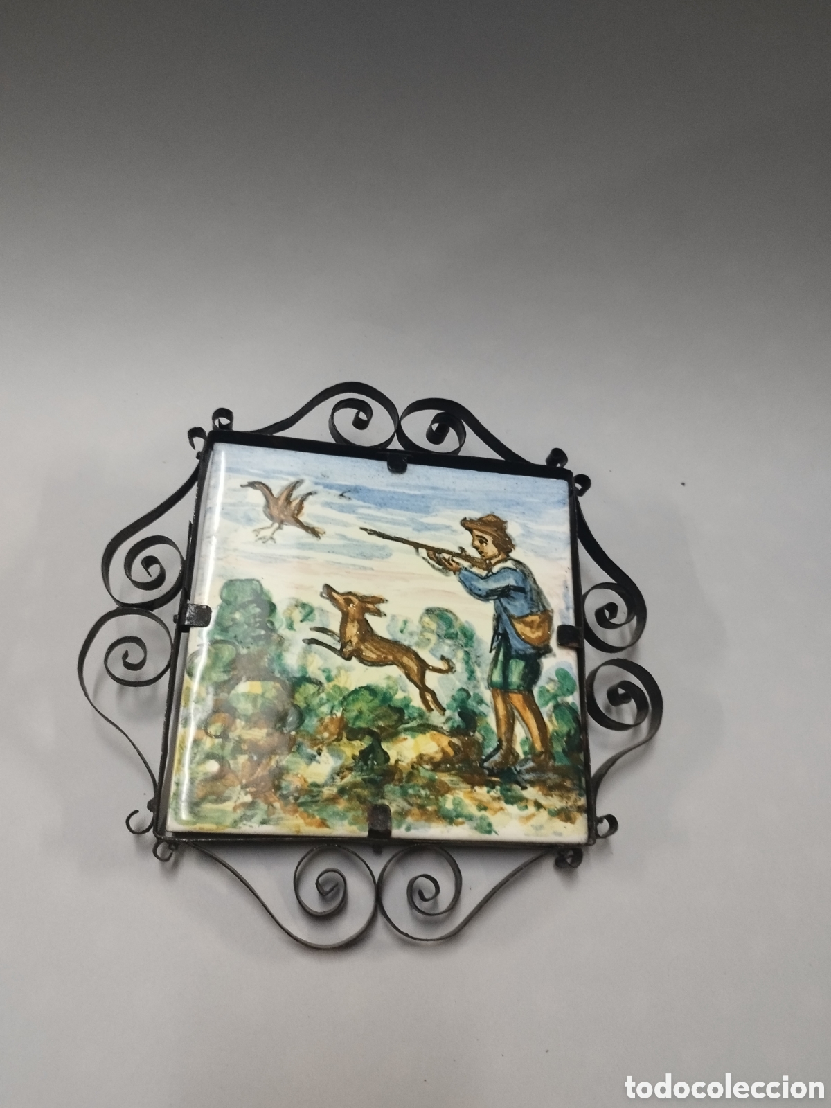 Vintage: AZULEJO DECORATIVO CON MOTIVO DE CAZA Y FORJA. A&Ntilde;OS 60. ANDUJAR.
