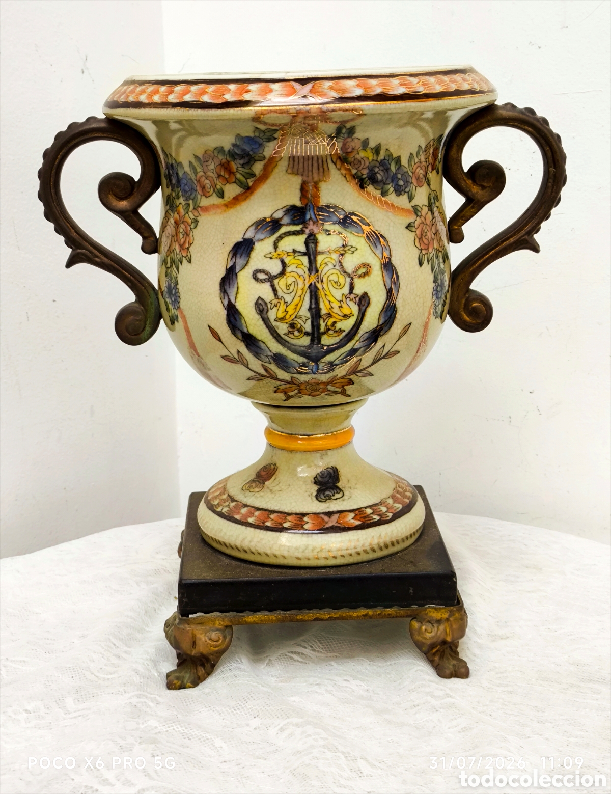 Vintage: Jarra de Porcelana Pintada a Mano con Toques de Bronce Imperial&rdquo;