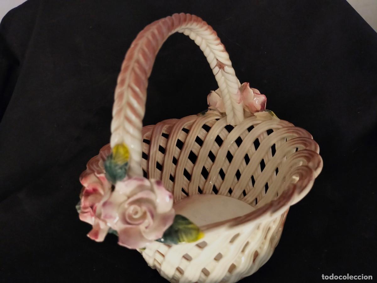 Vintage: CESTA CON ROSAS EN CER&Aacute;MICA TRENZADA. GRABADO ANVERSO: V&Aacute;ZQUEZ. 520 GR. CIRCA A&Ntilde;OS 70.