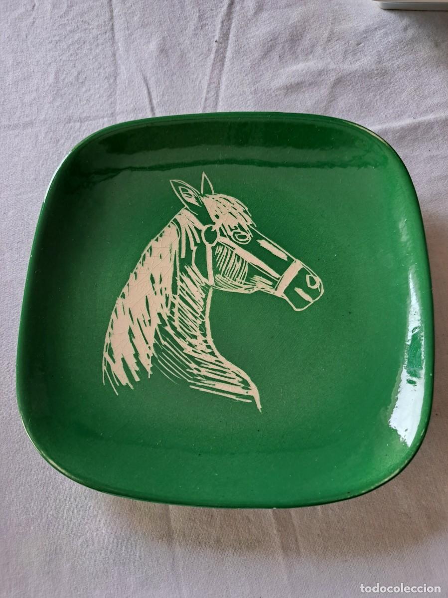 Vintage: Bonito plato decorativo de cer&aacute;mica con busto de caballo, firmado G.J 1966
