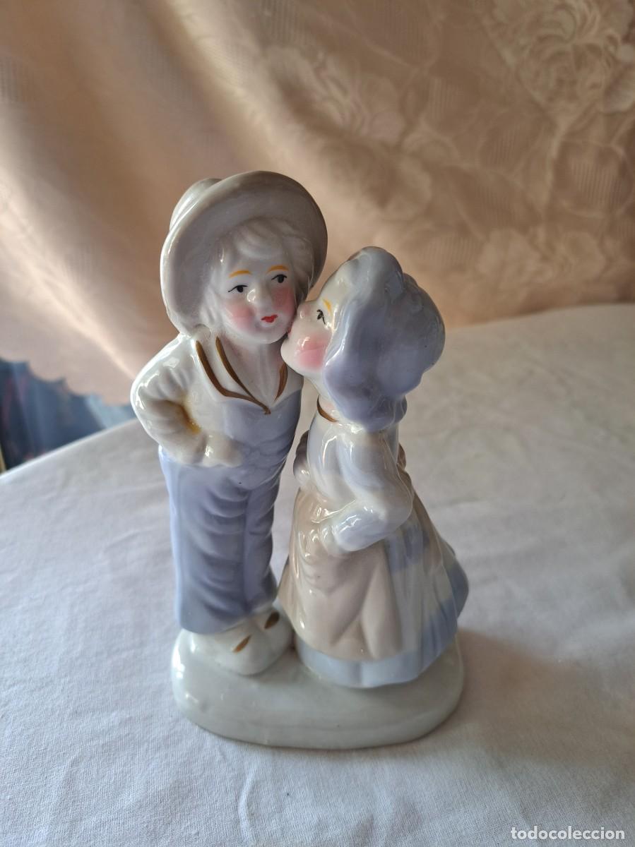 Vintage: Bonita figura de pareja de ni&ntilde;os salud&aacute;ndose.