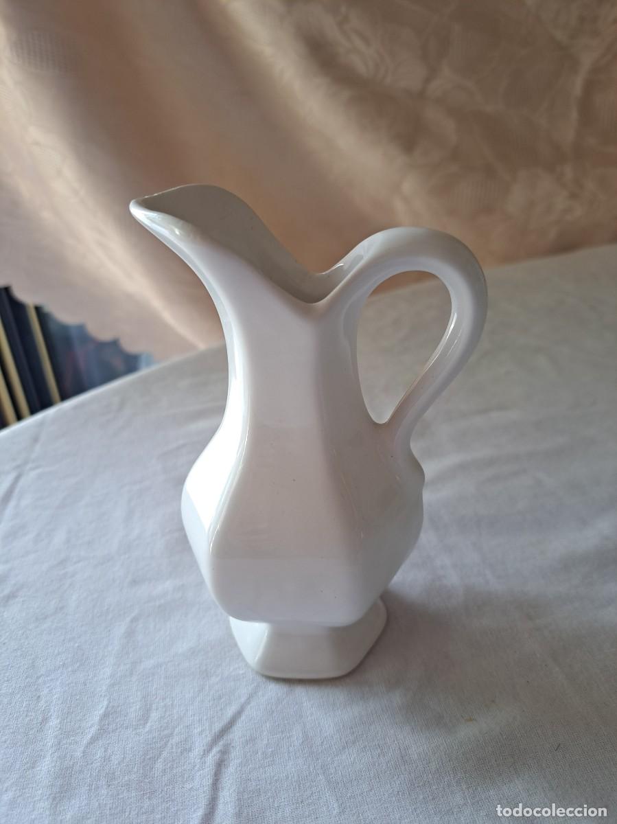 Vintage: Peque&ntilde;a jarra de cer&aacute;mica blanca, sin marca.