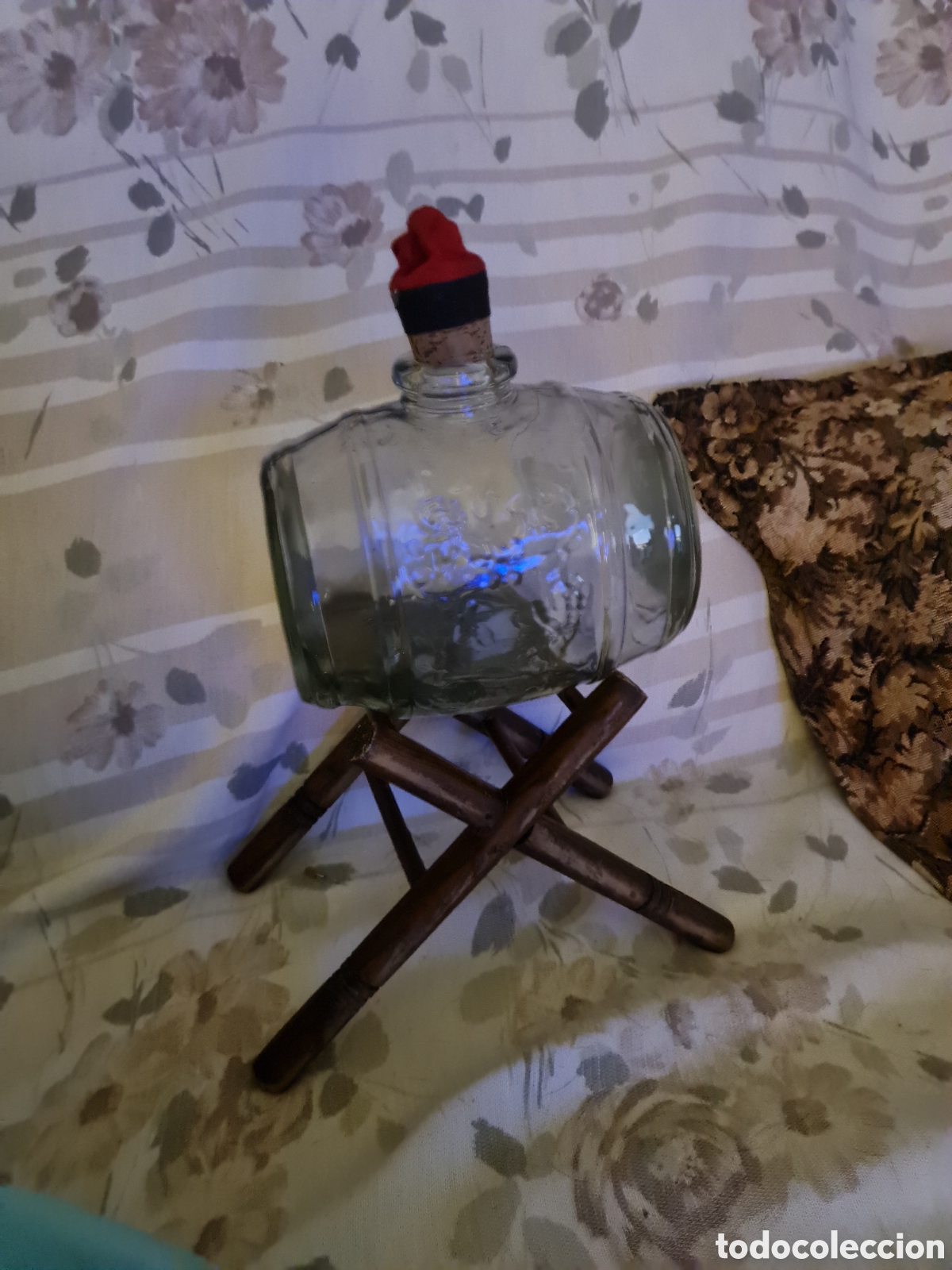 Vintage: Decantador de Cristal tipo Barril con Soporte de Madera - Vintage