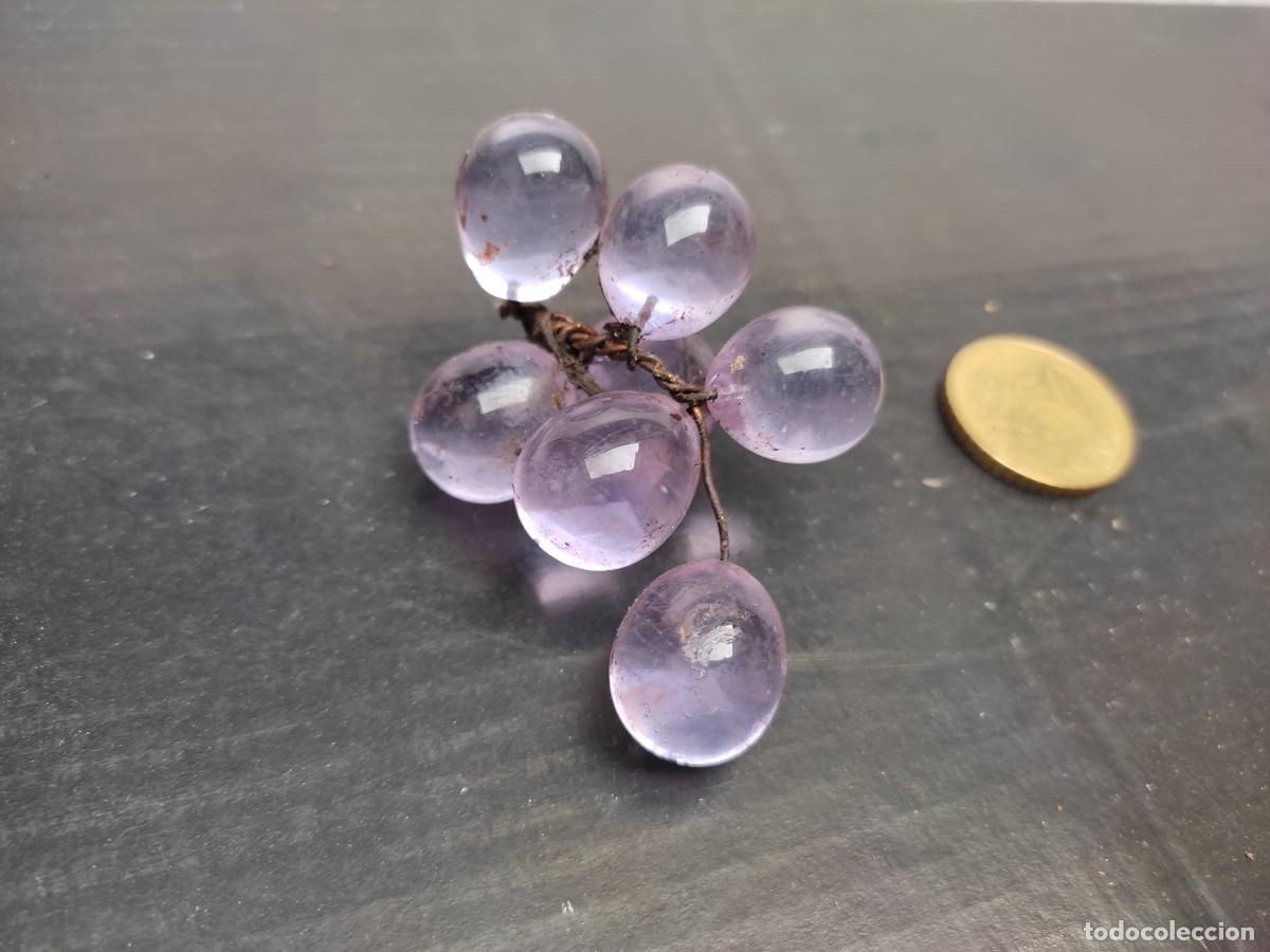 Vintage: peque&ntilde;o racimo de uvas de cristal color morado para decoracion - pertenecia a un frutero