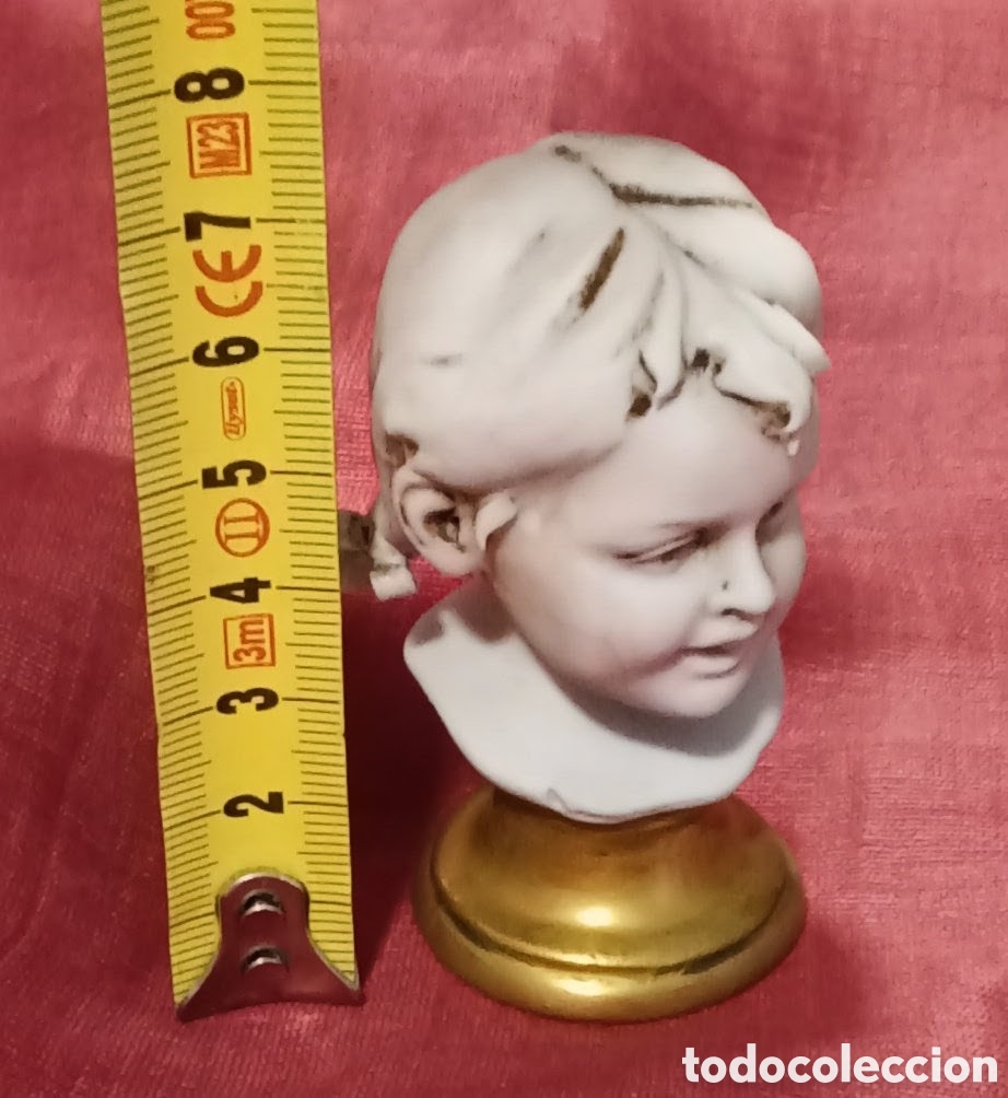 Vintage: Peque&ntilde;o Busto Escult&oacute;rico Infantil de Porcelana Biscuit con Peana Dorada