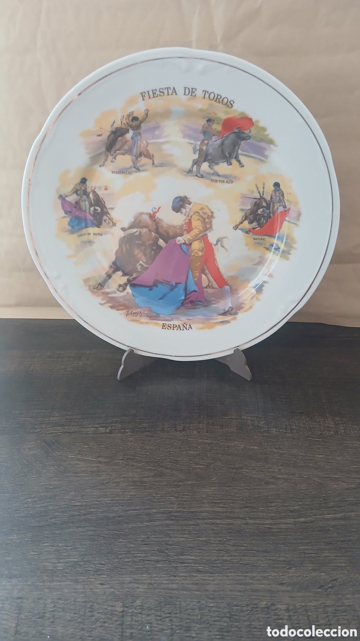 Vintage: Plato vintage a&ntilde;os 70-80.Motivo Fiesta de Toros. Decoraci&oacute;n policroma con borde dorado. Ideal para c