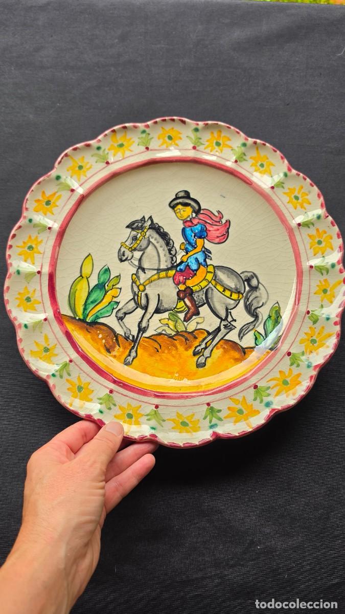 Vintage: Gran Plato Pared Loza Espa&ntilde;ola Vintage Lario (32,5 cm) Cer&aacute;mica Pintada a Mano Jinete a Caballo