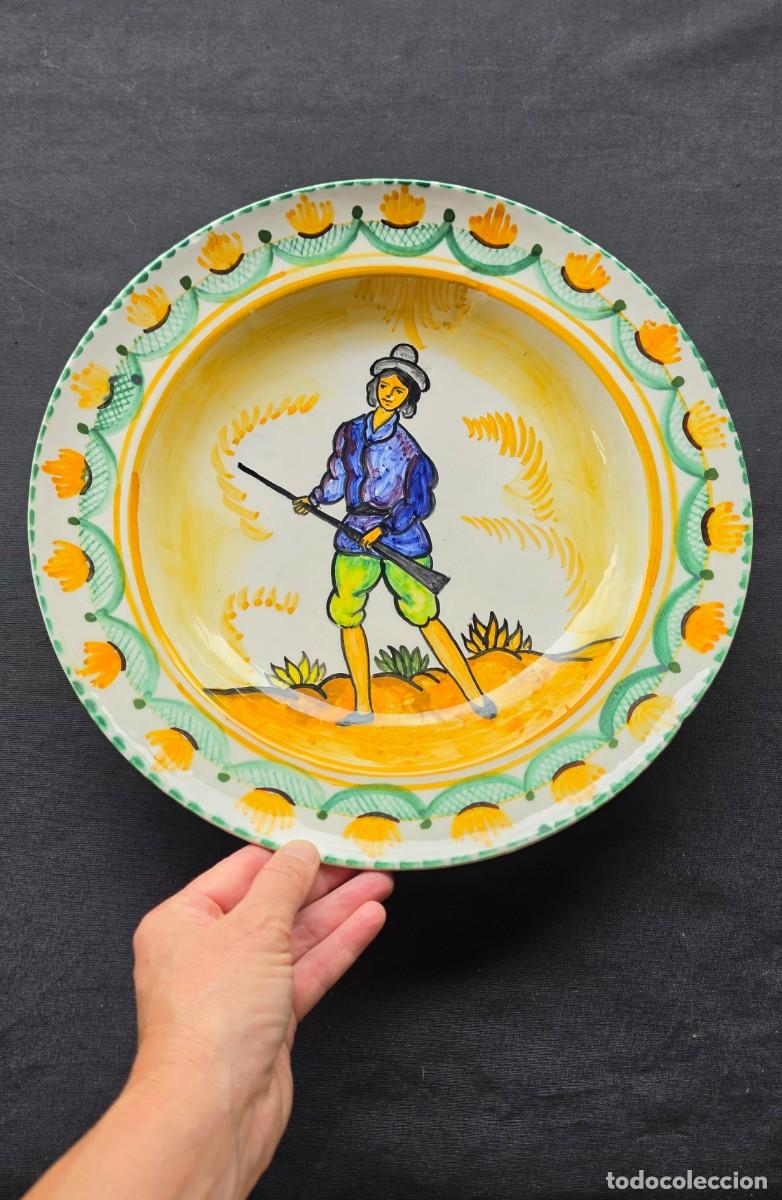 Vintage: Gran Plato Pared Loza Espa&ntilde;ola Vintage 32,5 cm - Cer&aacute;mica Pintada a Mano Cazador Tradicional - Arte