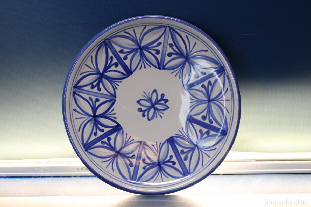 Vintage: Cer&aacute;mica de Muel, plato decorativo. Firmado P. Baz&aacute;n, 2002.