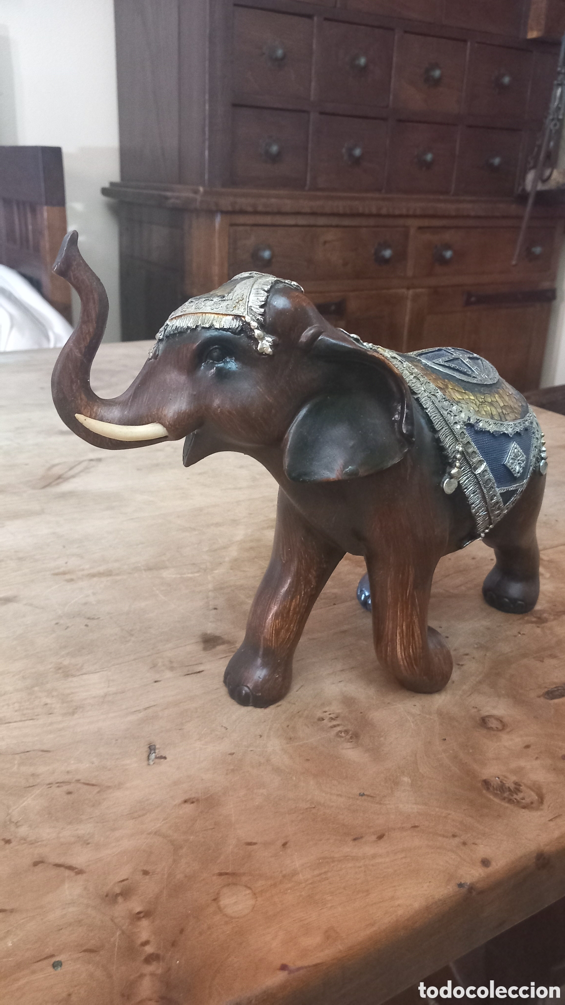 Vintage: Elefante de resina con silla de montar ceremonial en tonos plata y azul