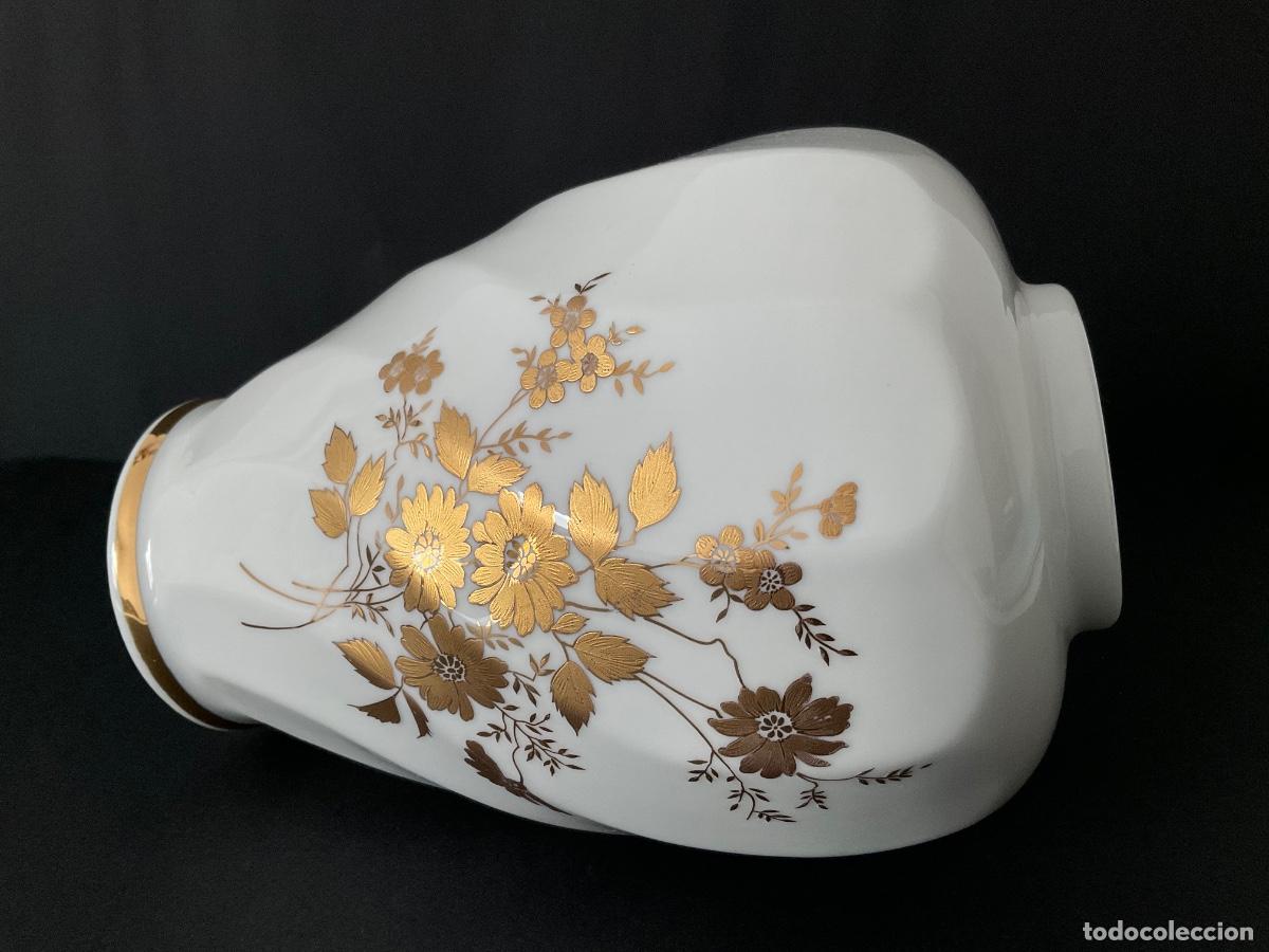 Vintage: Jarr&oacute;n Vintage THOUS de Porcelana Blanca con Decoraci&oacute;n Floral Dorada, 20 cm.